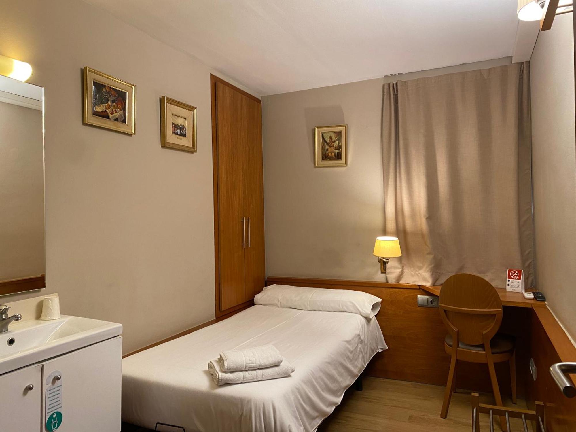 Hostal Galicia Cardedeu Exterior photo